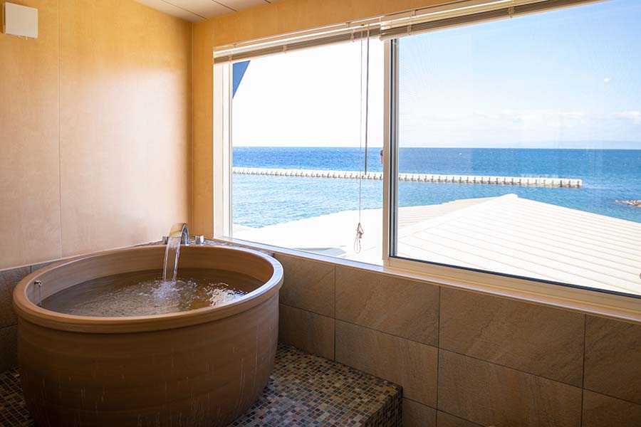 2階の客室温泉風呂も専用の食事スペースも海の眺望を楽しむ贅沢な間取り